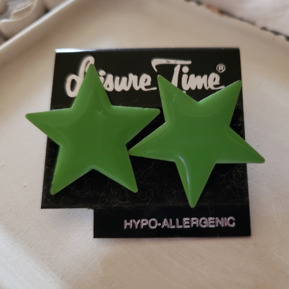 NWT Leisure Time  Vintage Green Star Earrings - Picture 2 of 3